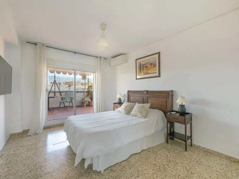 Strategic Investment in Marbella: Licensed Tourist Penthouse with Rooftop Terrace - constant flow of guests with over 90% occupancy - proven high profitability.