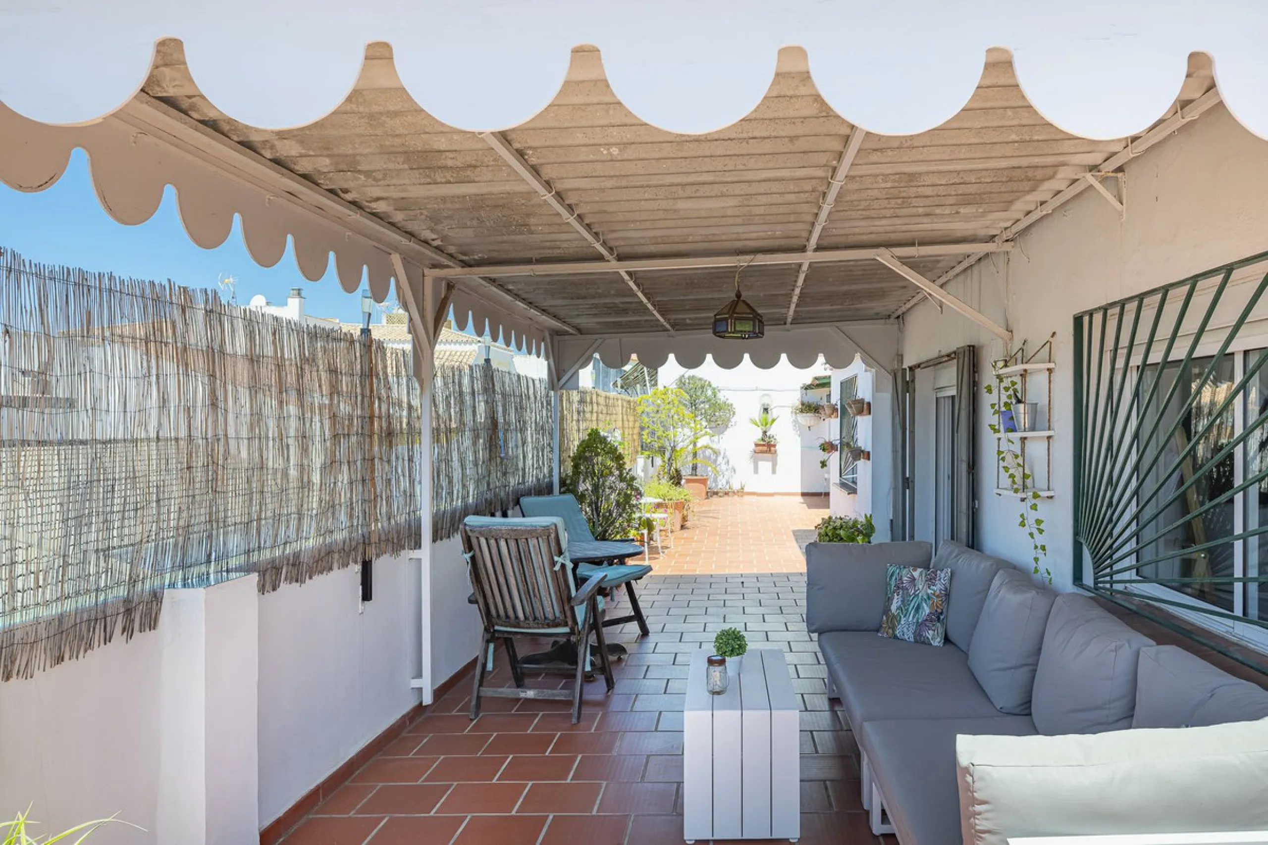 Strategic Investment in Marbella: Licensed Tourist Penthouse with Rooftop Terrace - constant flow of guests with over 90% occupancy - proven high profitability.