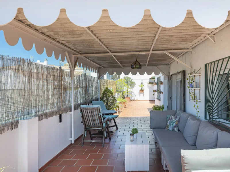 Strategic Investment in Marbella: Licensed Tourist Penthouse with Rooftop Terrace - constant flow of guests with over 90% occupancy - proven high profitability.