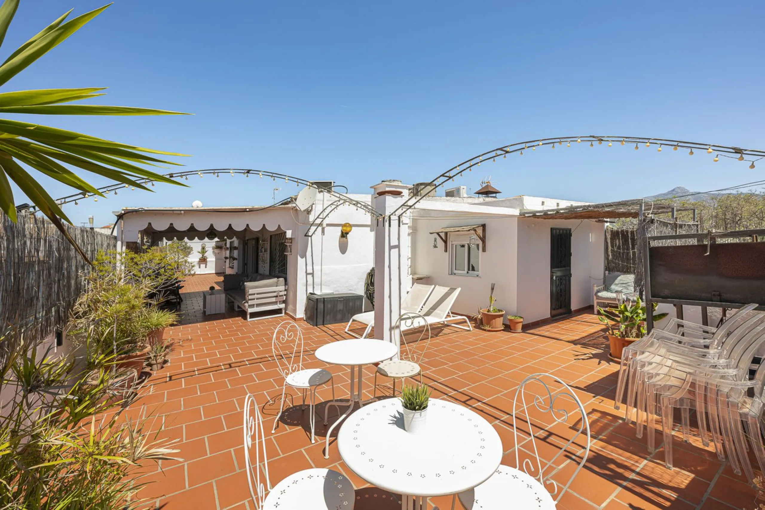 Strategic Investment in Marbella: Licensed Tourist Penthouse with Rooftop Terrace - constant flow of guests with over 90% occupancy - proven high profitability.