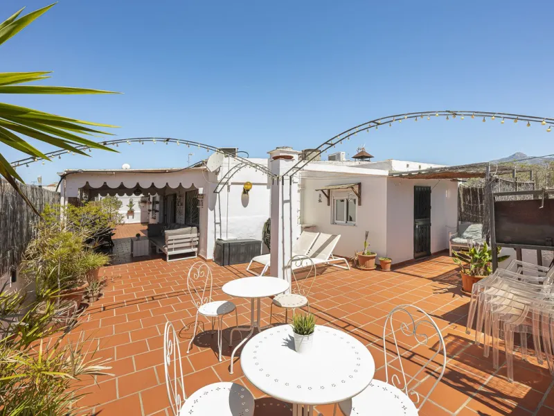 Strategic Investment in Marbella: Licensed Tourist Penthouse with Rooftop Terrace - constant flow of guests with over 90% occupancy - proven high profitability.