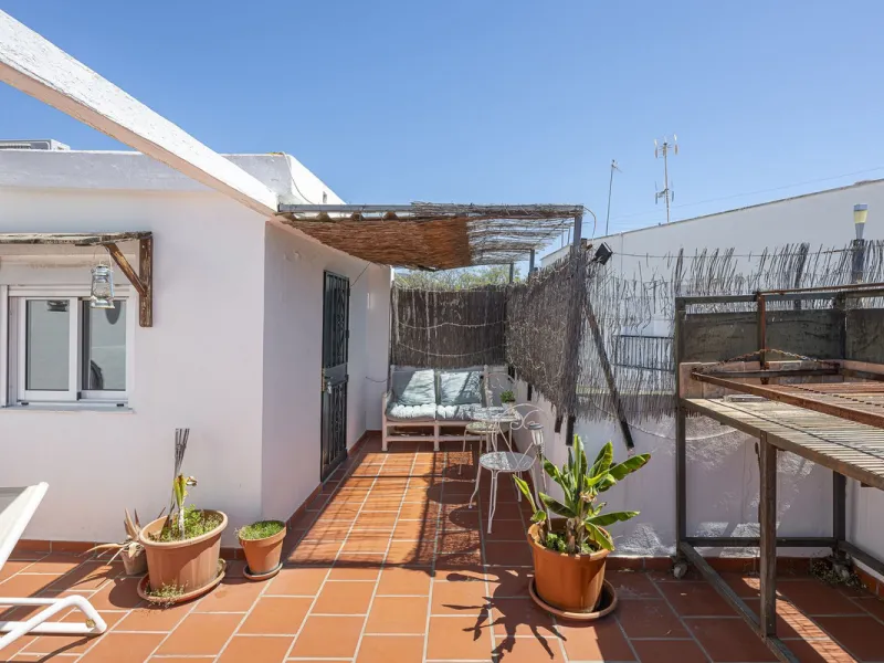 Strategic Investment in Marbella: Licensed Tourist Penthouse with Rooftop Terrace - constant flow of guests with over 90% occupancy - proven high profitability.