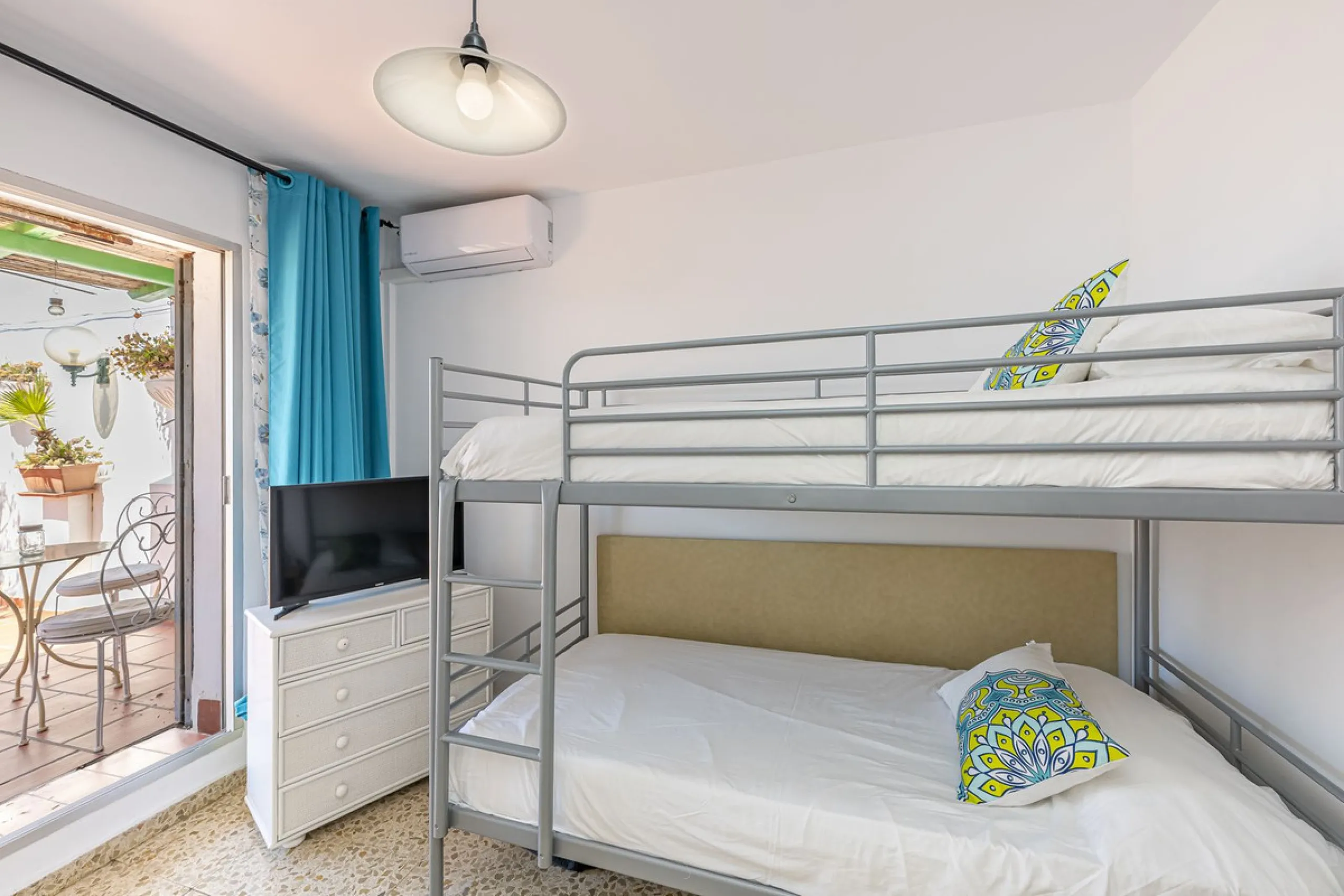 Strategic Investment in Marbella: Licensed Tourist Penthouse with Rooftop Terrace - constant flow of guests with over 90% occupancy - proven high profitability.