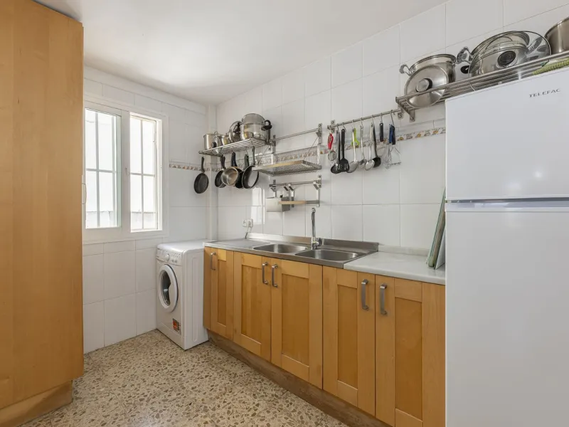 Strategic Investment in Marbella: Licensed Tourist Penthouse with Rooftop Terrace - constant flow of guests with over 90% occupancy - proven high profitability.