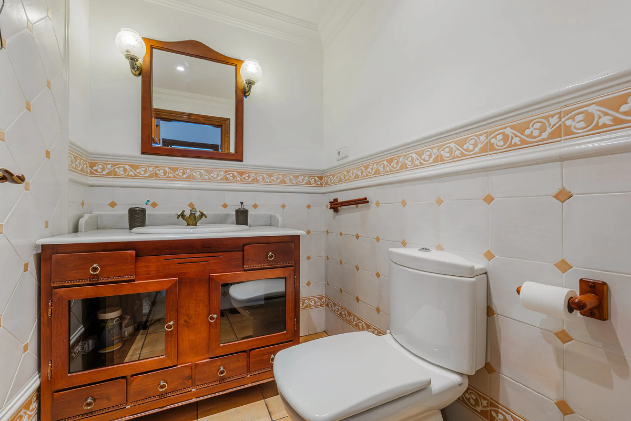 House - Detached Villa в продаже в Málaga, Málaga. В доме 8 спален и 5 ванных комнат. Площадь дома 685 м². Площадь участка 1250 м²