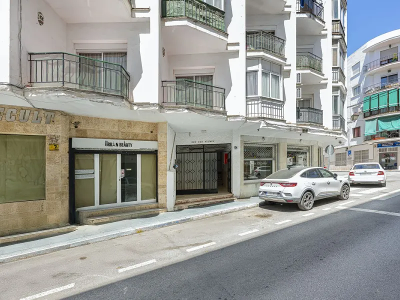 Strategic Investment in Marbella: Licensed Tourist Penthouse with Rooftop Terrace - constant flow of guests with over 90% occupancy - proven high profitability.