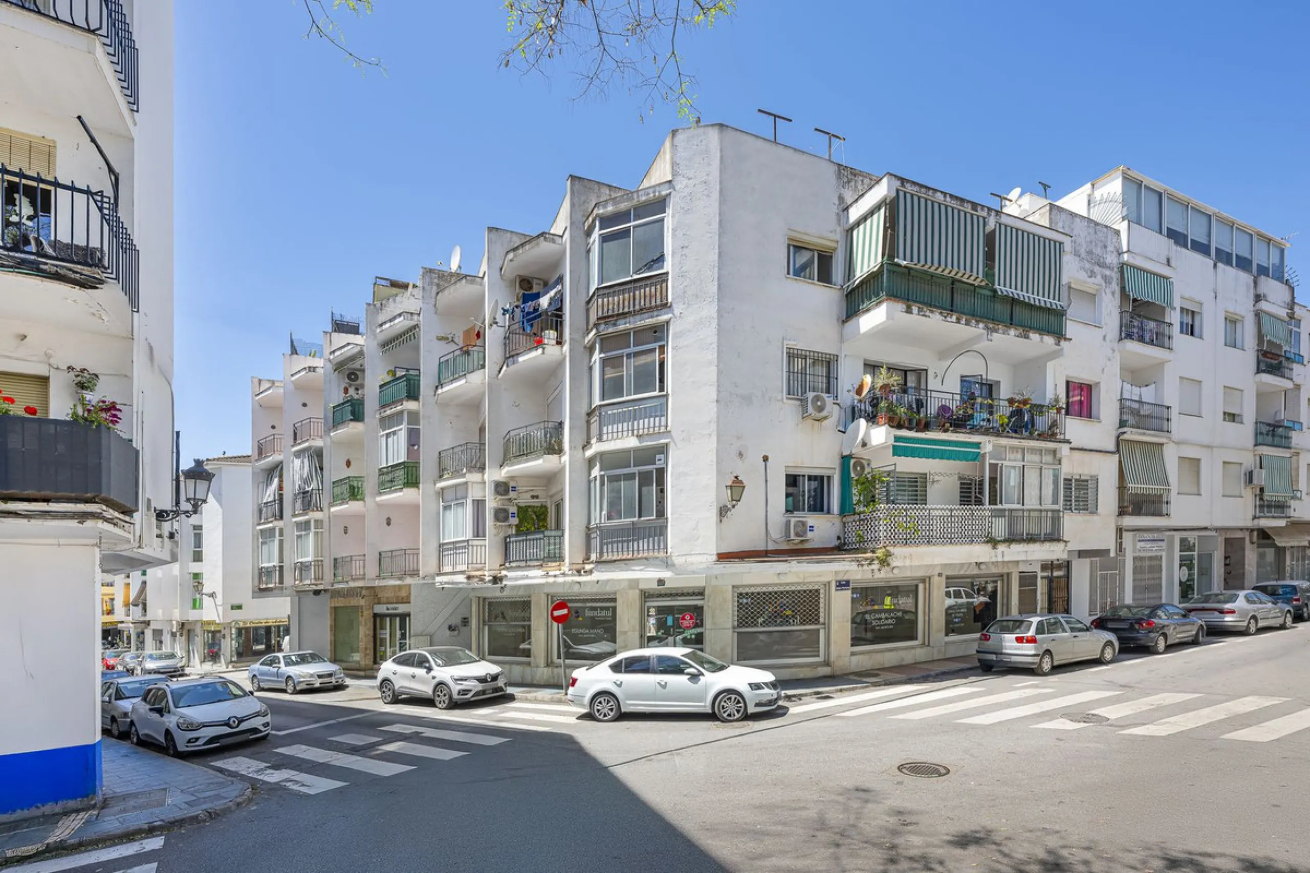 Strategic Investment in Marbella: Licensed Tourist Penthouse with Rooftop Terrace - constant flow of guests with over 90% occupancy - proven high profitability.