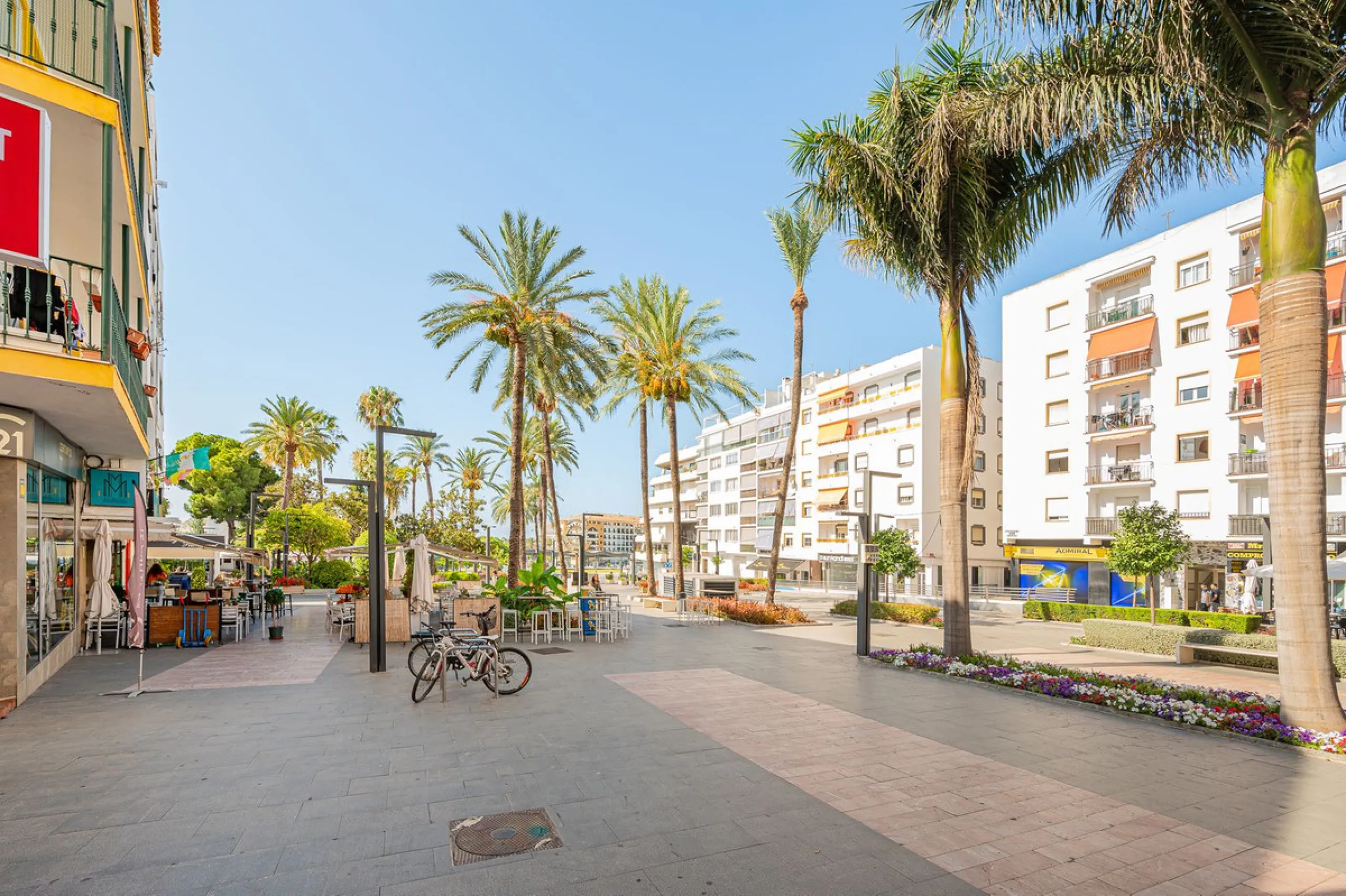 Strategic Investment in Marbella: Licensed Tourist Penthouse with Rooftop Terrace - constant flow of guests with over 90% occupancy - proven high profitability.