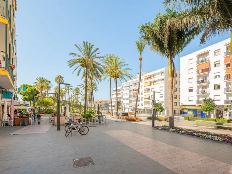 Strategic Investment in Marbella: Licensed Tourist Penthouse with Rooftop Terrace - constant flow of guests with over 90% occupancy - proven high profitability.