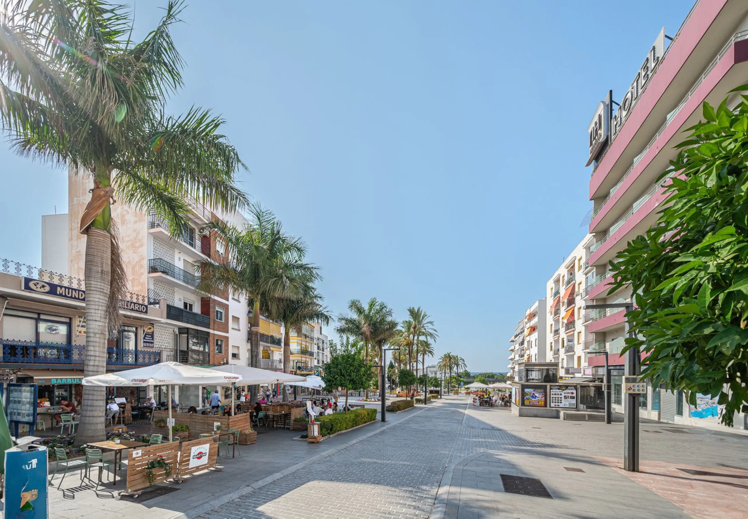Strategic Investment in Marbella: Licensed Tourist Penthouse with Rooftop Terrace - constant flow of guests with over 90% occupancy - proven high profitability.