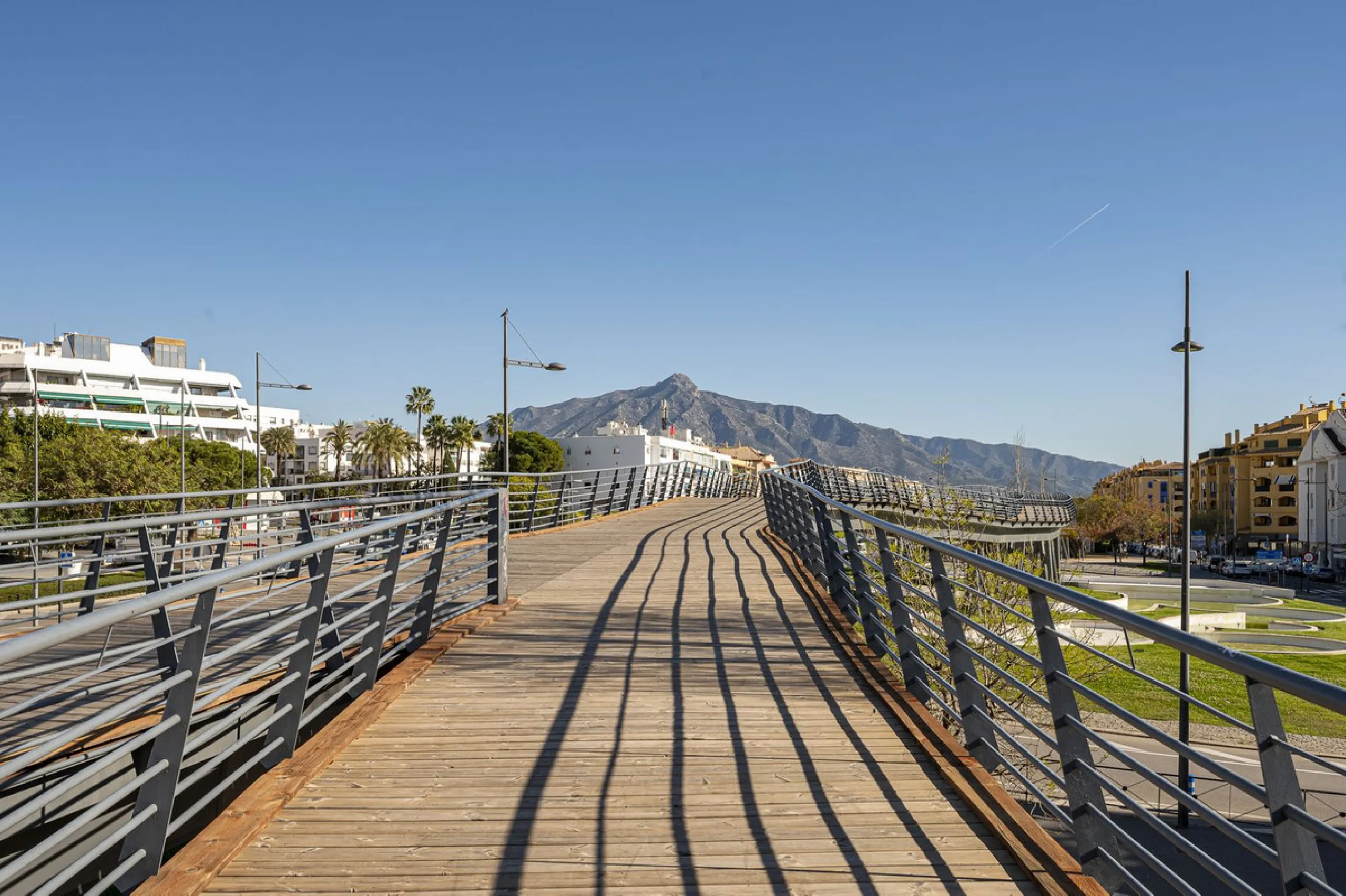 Strategic Investment in Marbella: Licensed Tourist Penthouse with Rooftop Terrace - constant flow of guests with over 90% occupancy - proven high profitability.
