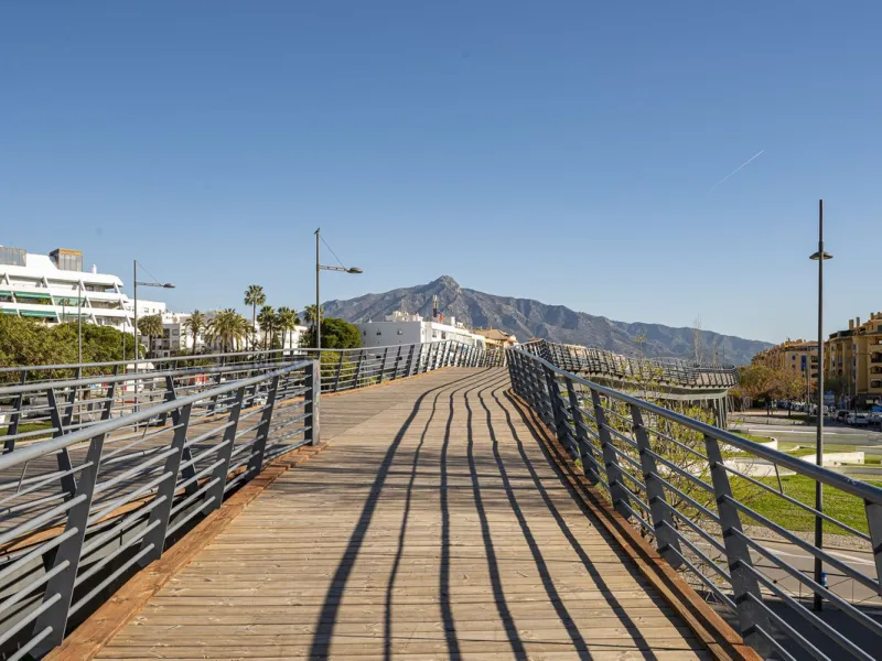 Strategic Investment in Marbella: Licensed Tourist Penthouse with Rooftop Terrace - constant flow of guests with over 90% occupancy - proven high profitability.