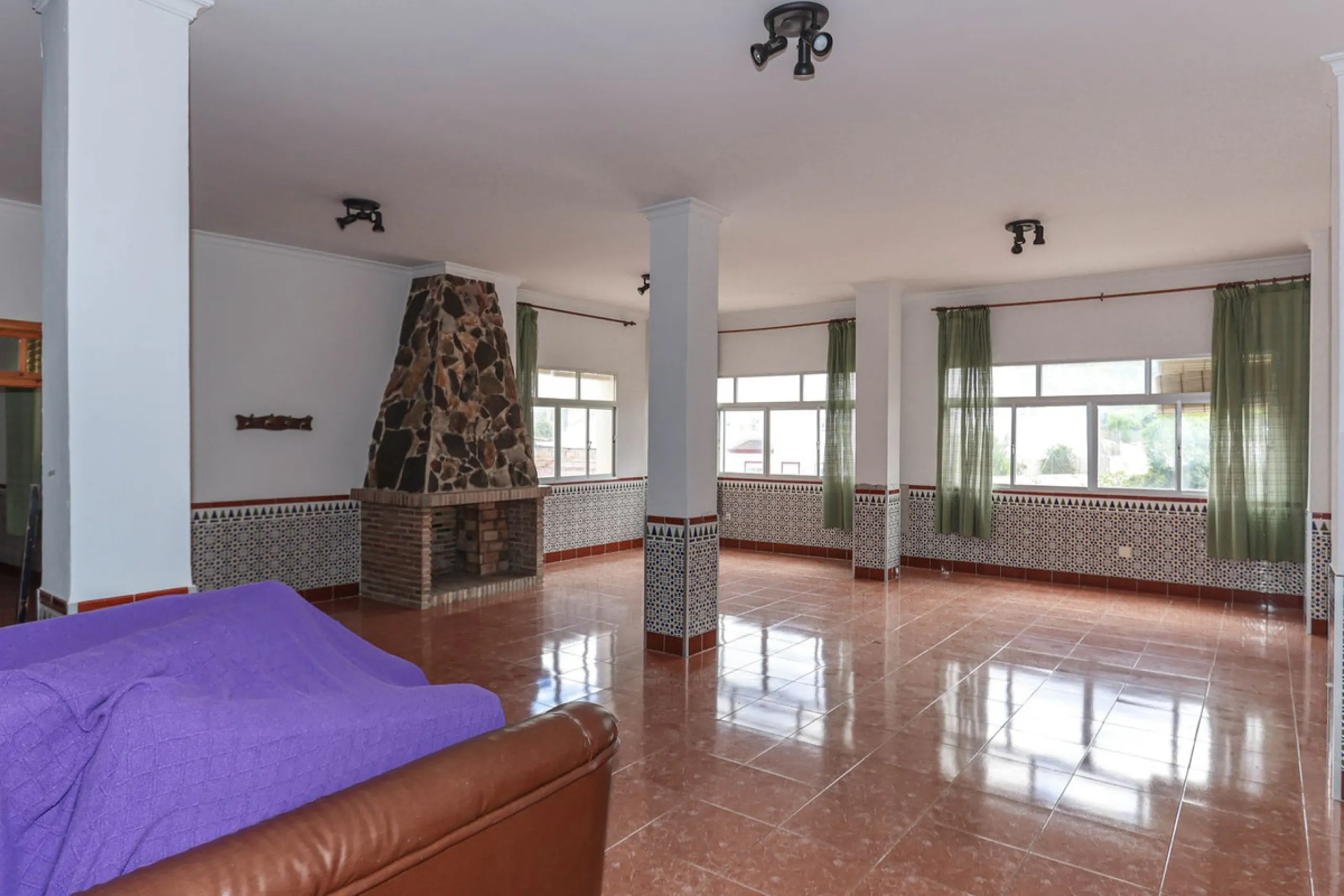 Commercial - Hostel в продаже в Tolox, Málaga. В доме 26 спален и 29 ванных комнат. Площадь дома 600 м²