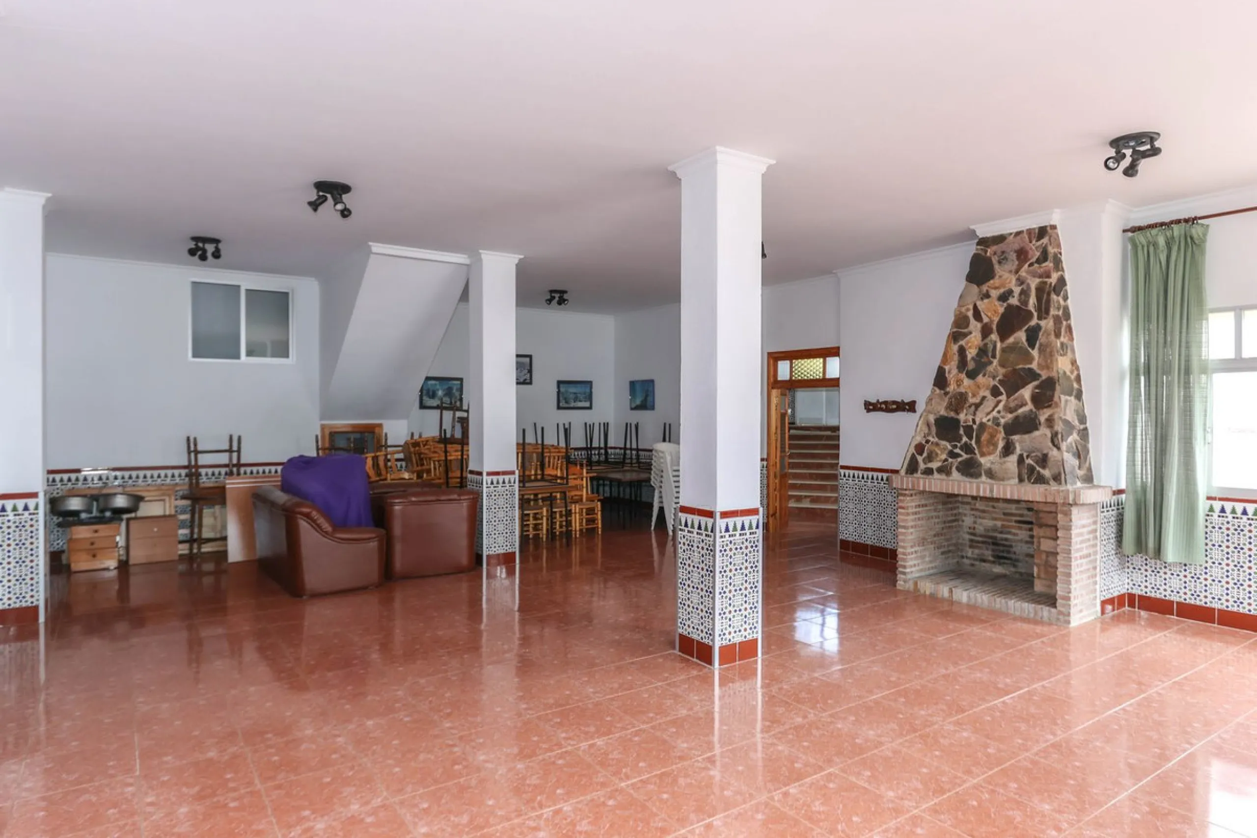 Commercial - Hostel в продаже в Tolox, Málaga. В доме 26 спален и 29 ванных комнат. Площадь дома 600 м²