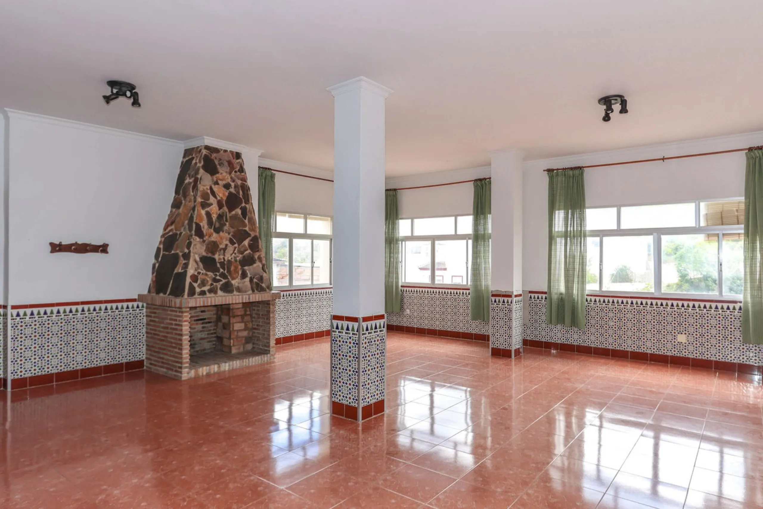 Commercial - Hostel в продаже в Tolox, Málaga. В доме 26 спален и 29 ванных комнат. Площадь дома 600 м²