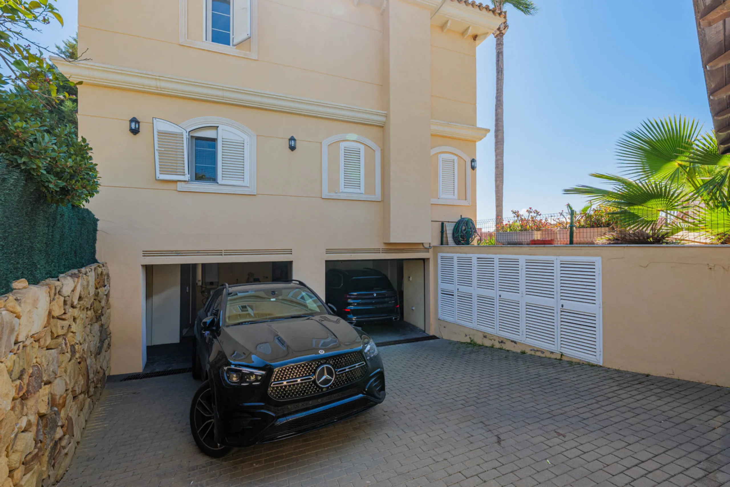 House - Detached Villa в продаже в Málaga, Málaga. В доме 8 спален и 5 ванных комнат. Площадь дома 685 м². Площадь участка 1250 м²