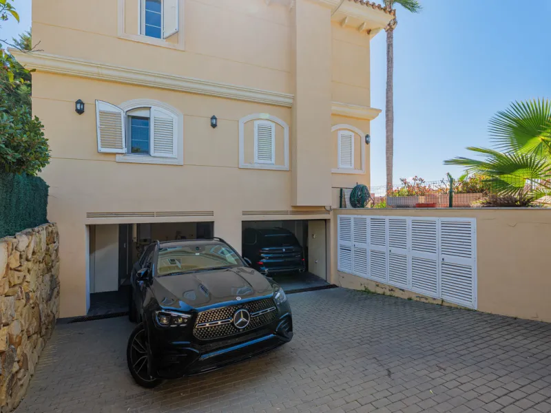 House - Detached Villa в продаже в Málaga, Málaga. В доме 8 спален и 5 ванных комнат. Площадь дома 685 м². Площадь участка 1250 м²