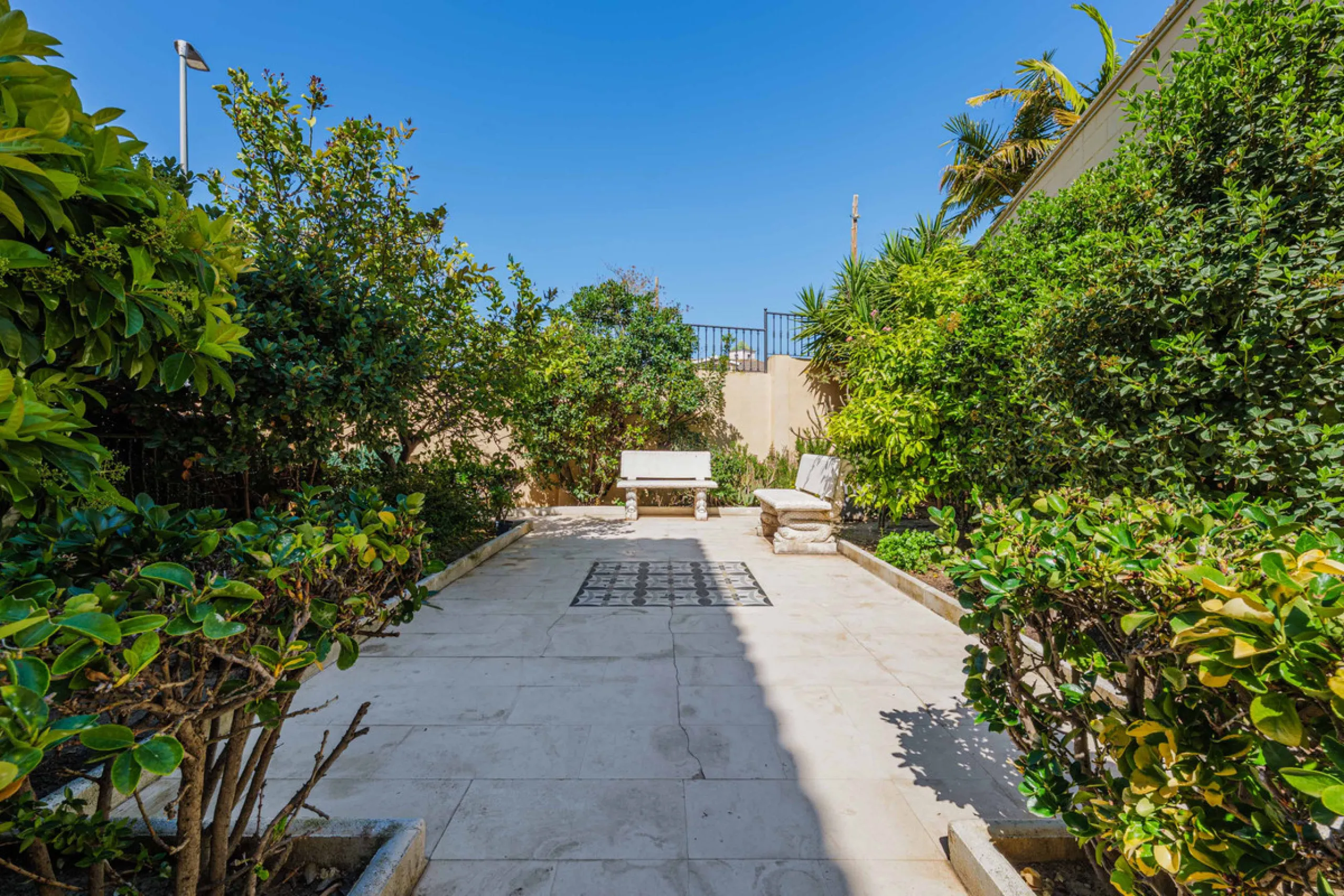 House - Detached Villa в продаже в Málaga, Málaga. В доме 8 спален и 5 ванных комнат. Площадь дома 685 м². Площадь участка 1250 м²