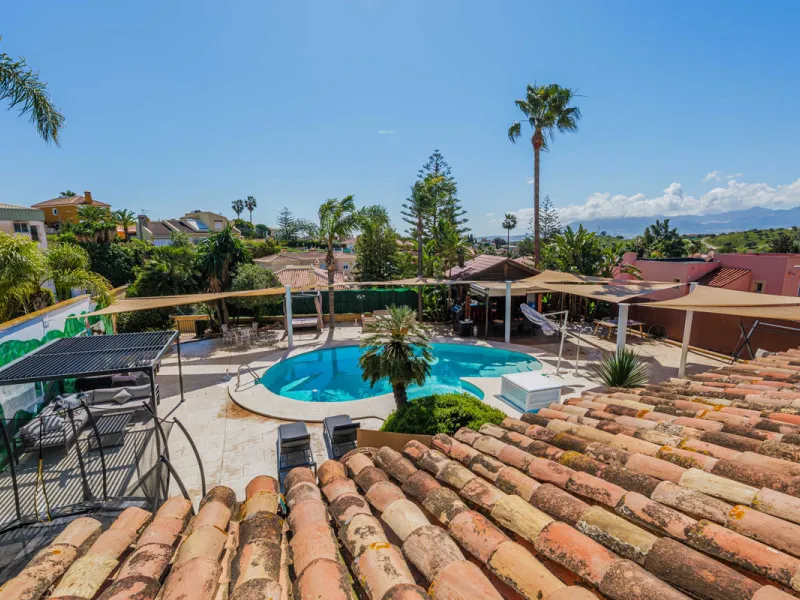 House - Detached Villa в продаже в Málaga, Málaga. В доме 8 спален и 5 ванных комнат. Площадь дома 685 м². Площадь участка 1250 м²