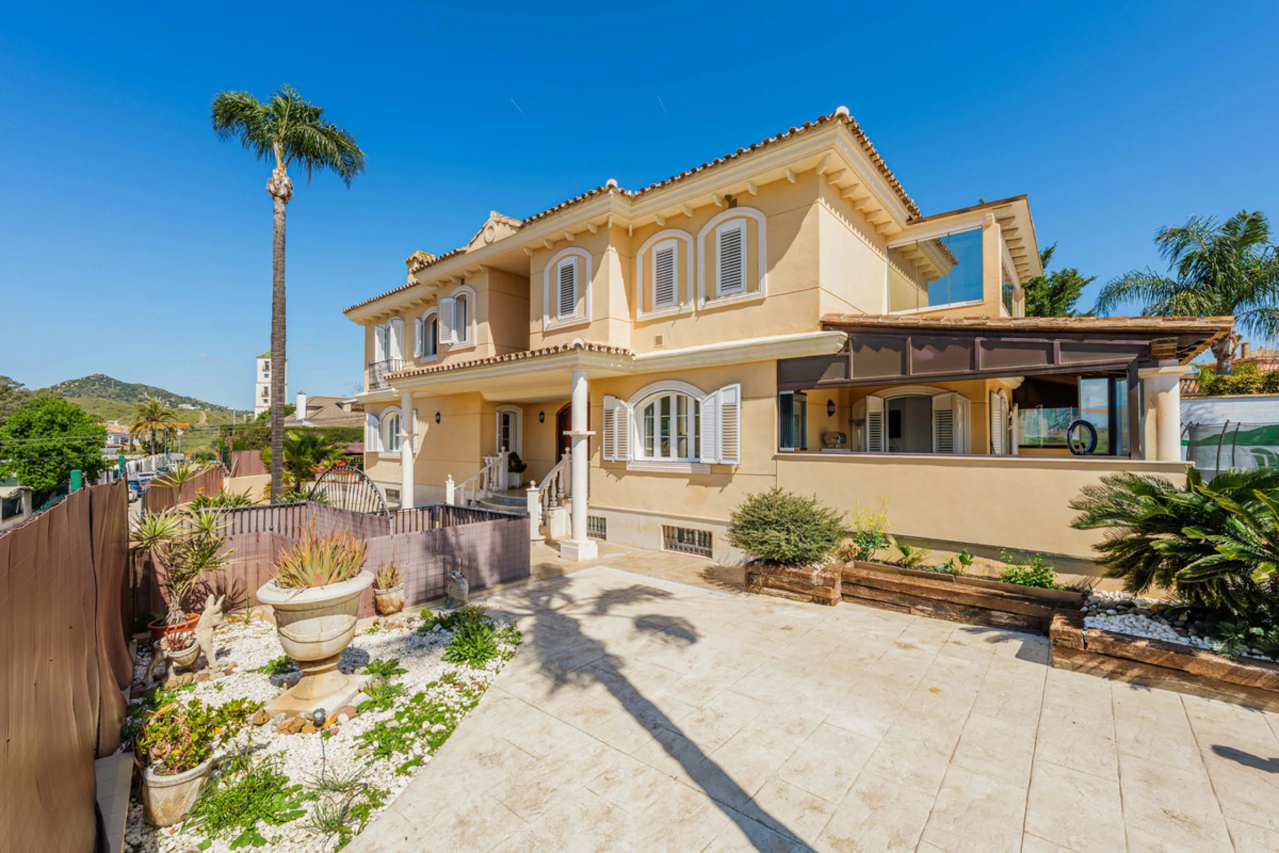 House - Detached Villa в продаже в Málaga, Málaga. В доме 8 спален и 5 ванных комнат. Площадь дома 685 м². Площадь участка 1250 м²