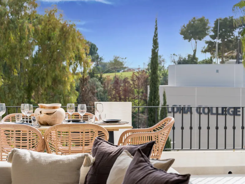 This renovated townhouse in Pinos de Aloha combines modern comfort with Mediterranean charm. Located in a quiet residential area near Aloha Golf Club, it offers a peaceful setting while being close to Puerto Banús, shops, and international schools, includ