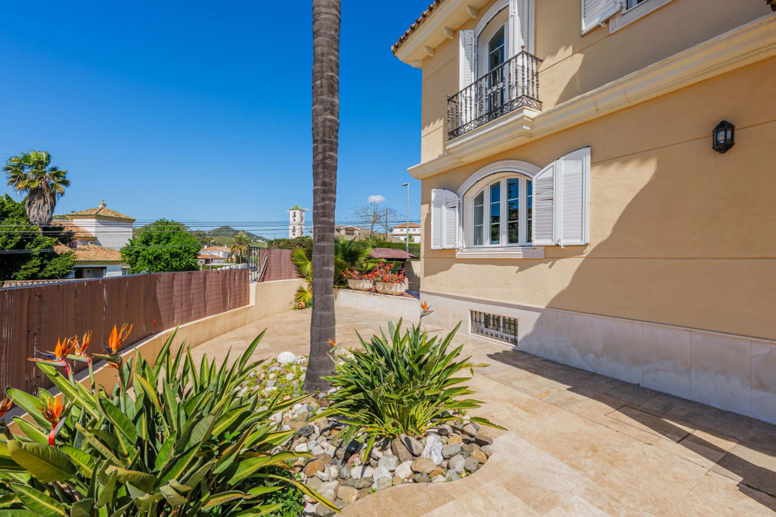 House - Detached Villa в продаже в Málaga, Málaga. В доме 8 спален и 5 ванных комнат. Площадь дома 685 м². Площадь участка 1250 м²