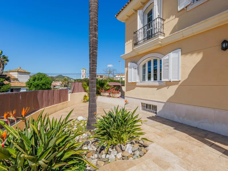 House - Detached Villa в продаже в Málaga, Málaga. В доме 8 спален и 5 ванных комнат. Площадь дома 685 м². Площадь участка 1250 м²