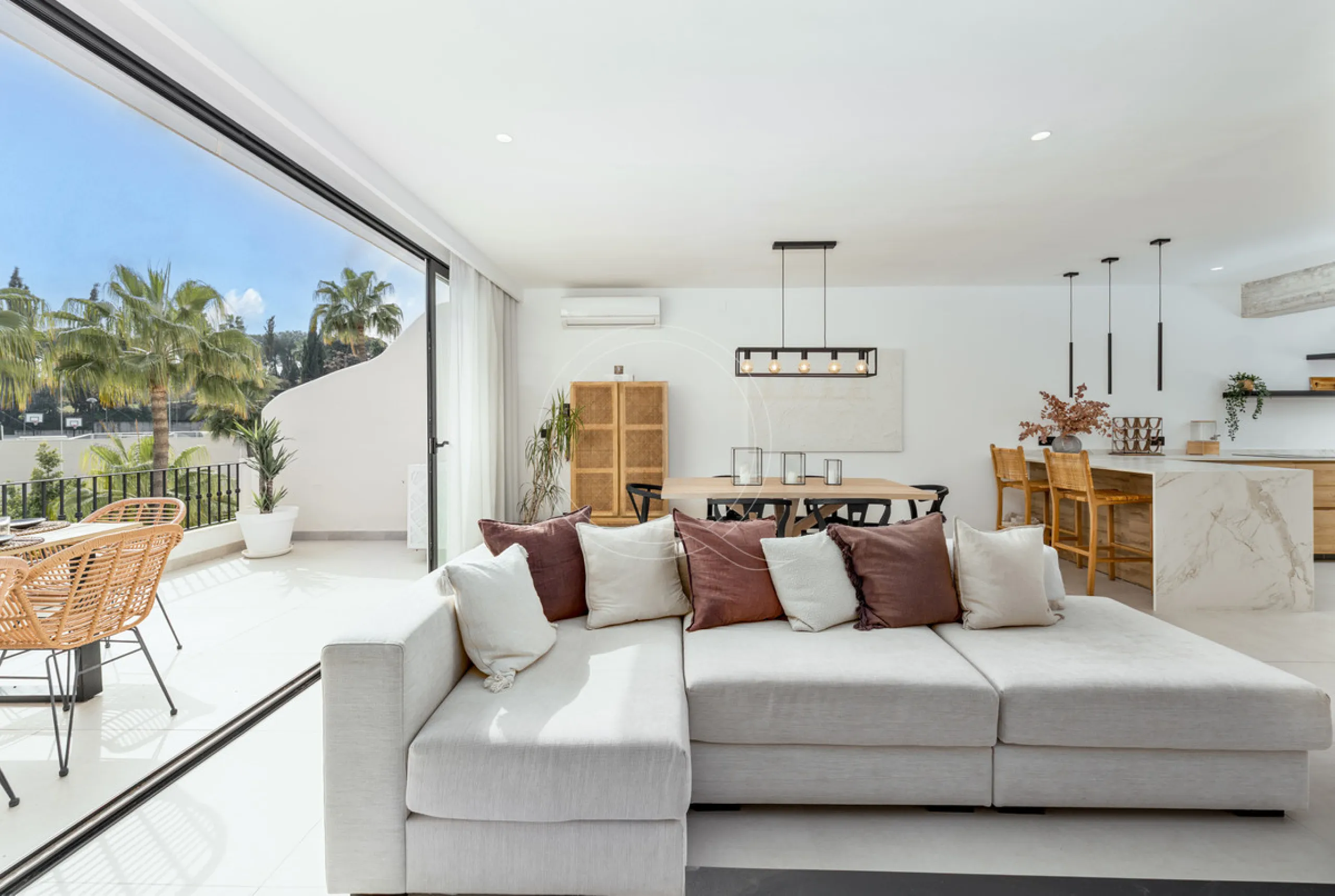 House - Townhouse в продаже в Marbella, Málaga. В доме 3 спален и 3 ванных комнат. Площадь дома 135 м²