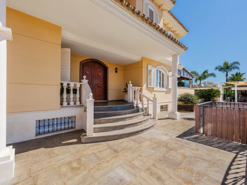 House - Detached Villa в продаже в Málaga, Málaga. В доме 8 спален и 5 ванных комнат. Площадь дома 685 м². Площадь участка 1250 м²