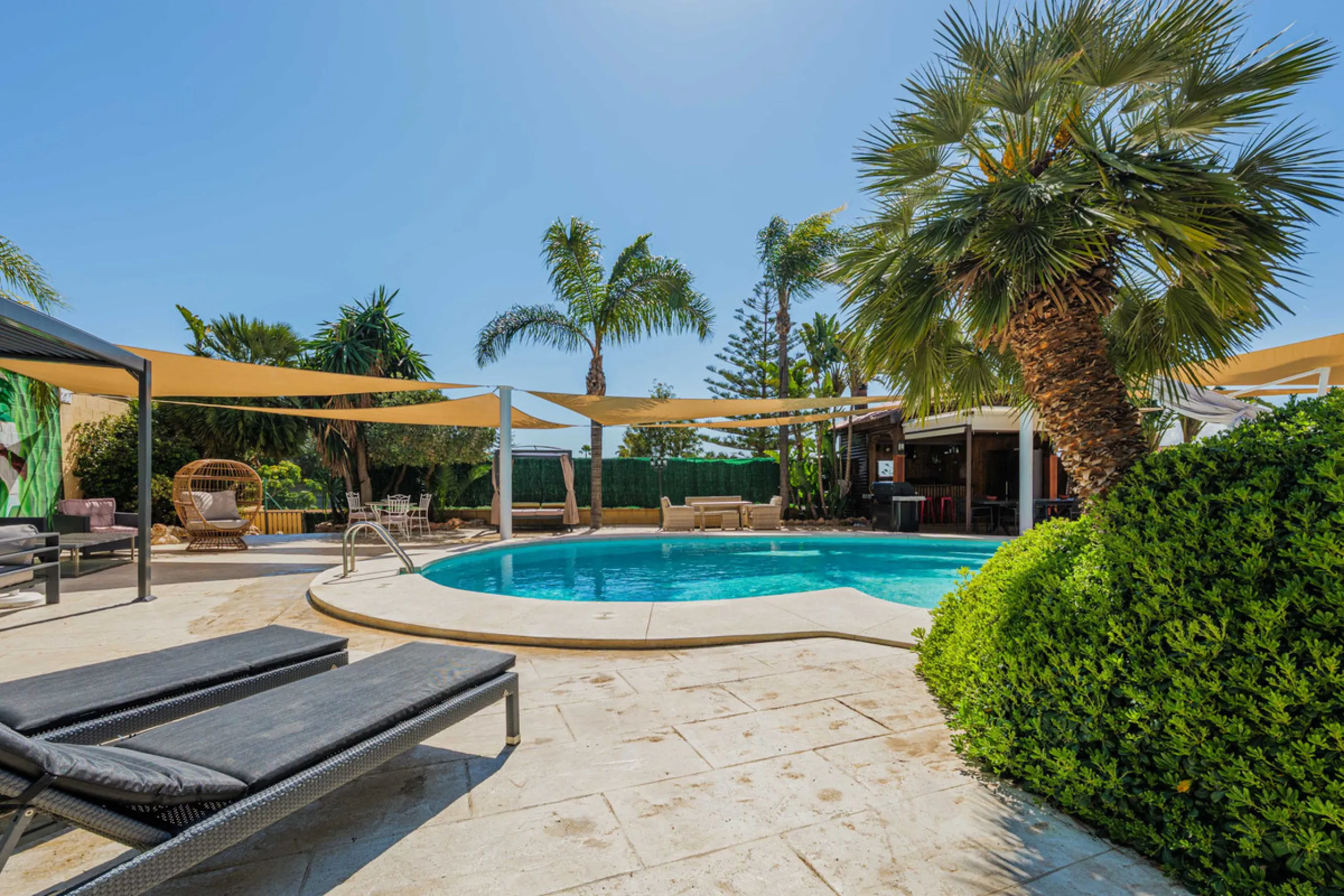 House - Detached Villa в продаже в Málaga, Málaga. В доме 8 спален и 5 ванных комнат. Площадь дома 685 м². Площадь участка 1250 м²