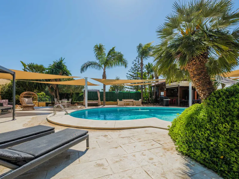 House - Detached Villa в продаже в Málaga, Málaga. В доме 8 спален и 5 ванных комнат. Площадь дома 685 м². Площадь участка 1250 м²