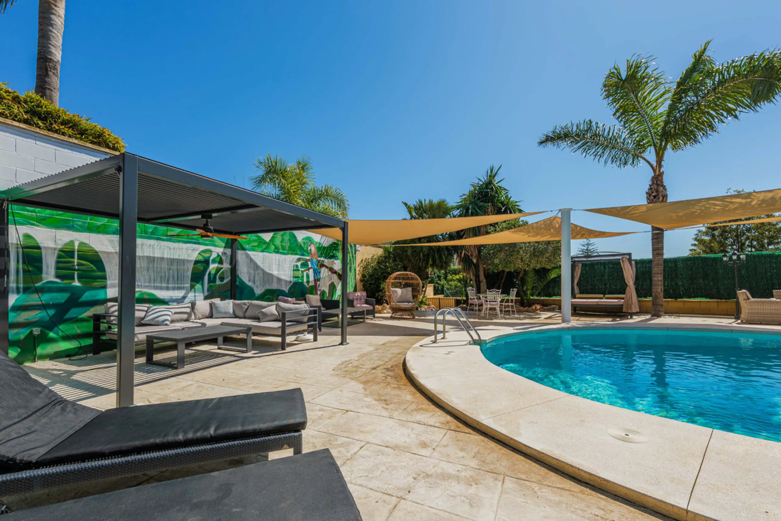 House - Detached Villa в продаже в Málaga, Málaga. В доме 8 спален и 5 ванных комнат. Площадь дома 685 м². Площадь участка 1250 м²