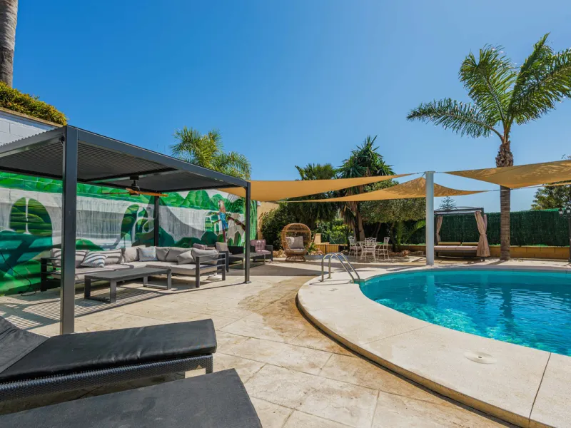 House - Detached Villa в продаже в Málaga, Málaga. В доме 8 спален и 5 ванных комнат. Площадь дома 685 м². Площадь участка 1250 м²