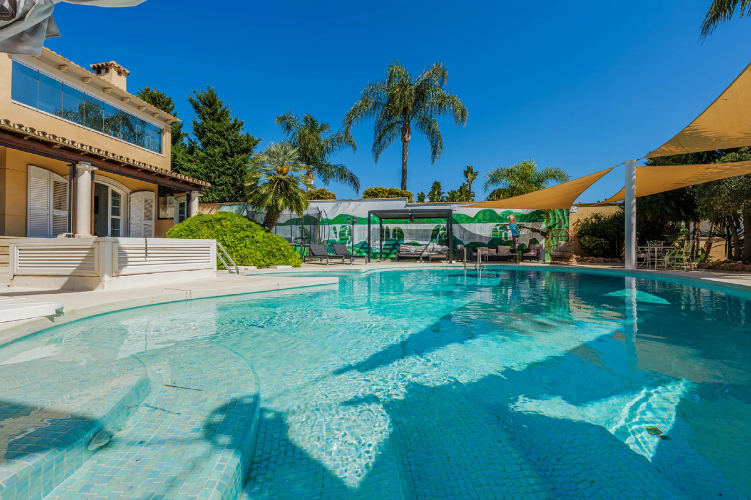 House - Detached Villa в продаже в Málaga, Málaga. В доме 8 спален и 5 ванных комнат. Площадь дома 685 м². Площадь участка 1250 м²
