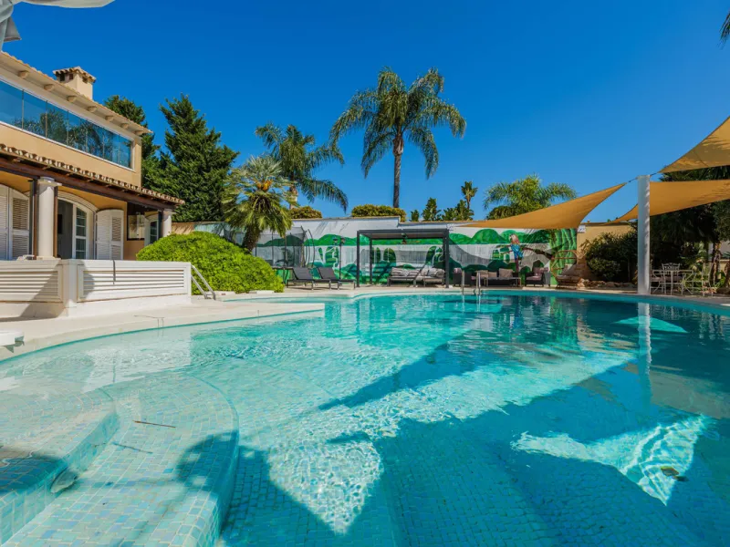 House - Detached Villa в продаже в Málaga, Málaga. В доме 8 спален и 5 ванных комнат. Площадь дома 685 м². Площадь участка 1250 м²