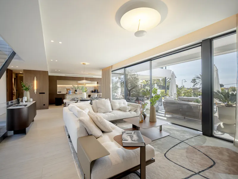 House - Detached Villa в продаже в Marbella, Málaga. В доме 4 спален и 5 ванных комнат. Площадь дома 417 м². Площадь участка 640 м²