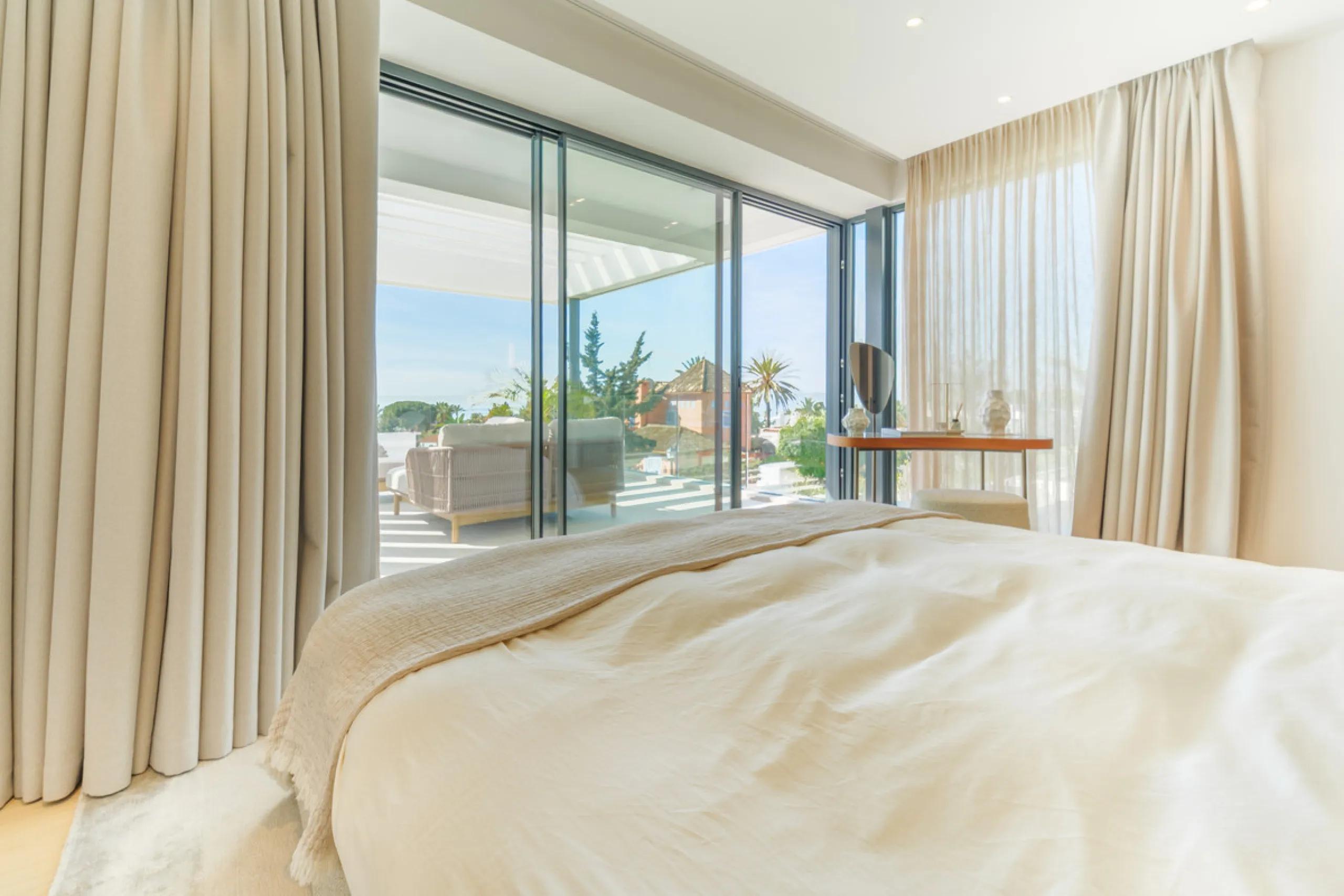 House - Detached Villa в продаже в Marbella, Málaga. В доме 4 спален и 5 ванных комнат. Площадь дома 417 м². Площадь участка 640 м²