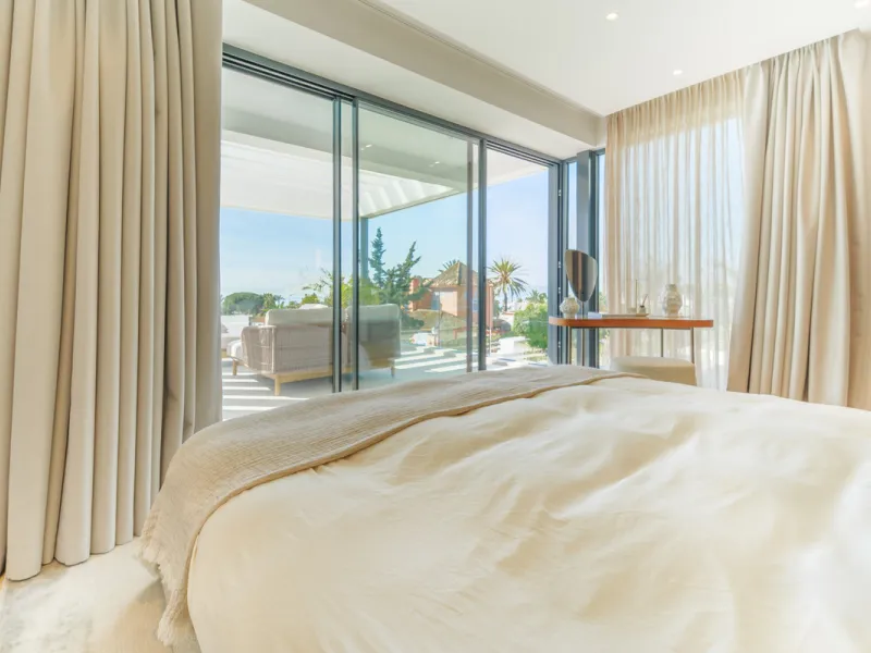 House - Detached Villa в продаже в Marbella, Málaga. В доме 4 спален и 5 ванных комнат. Площадь дома 417 м². Площадь участка 640 м²