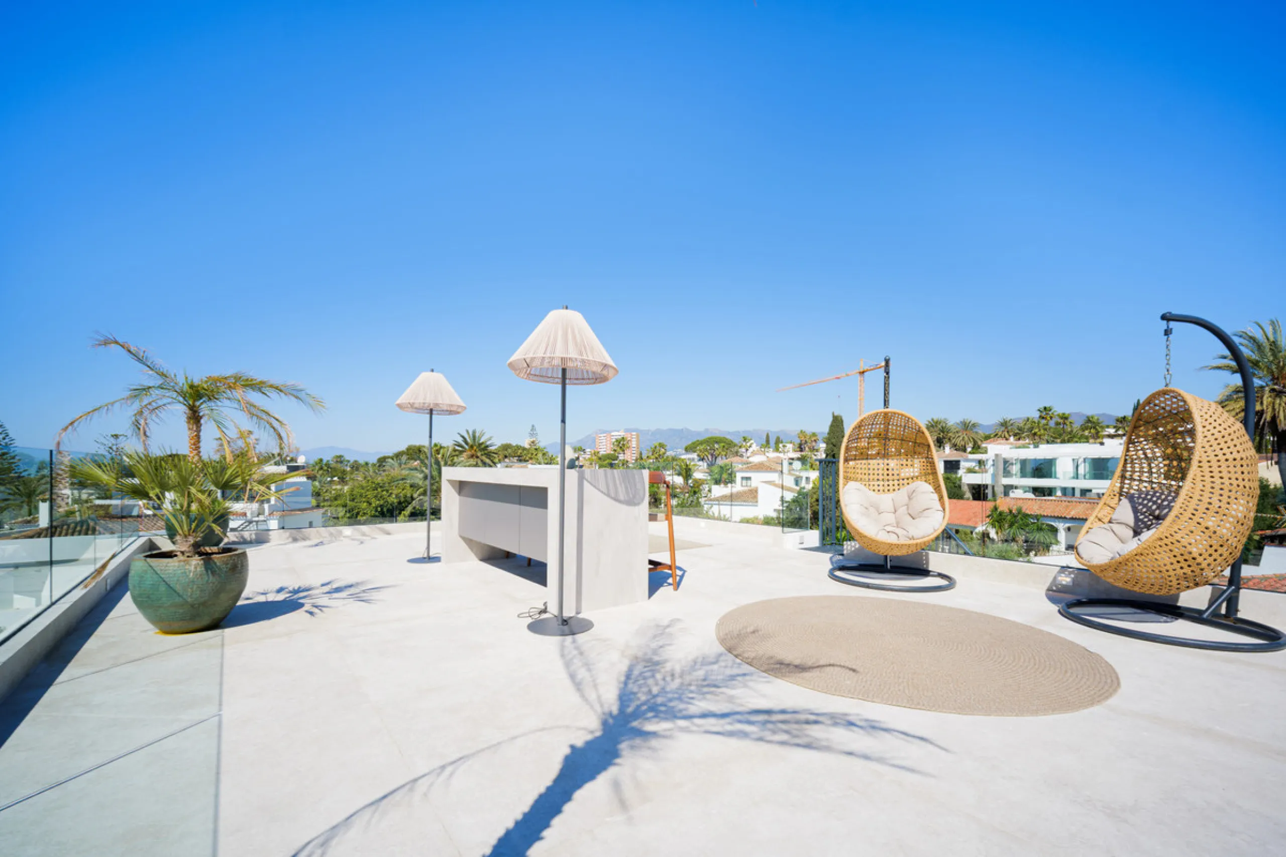 House - Detached Villa в продаже в Marbella, Málaga. В доме 4 спален и 5 ванных комнат. Площадь дома 417 м². Площадь участка 640 м²