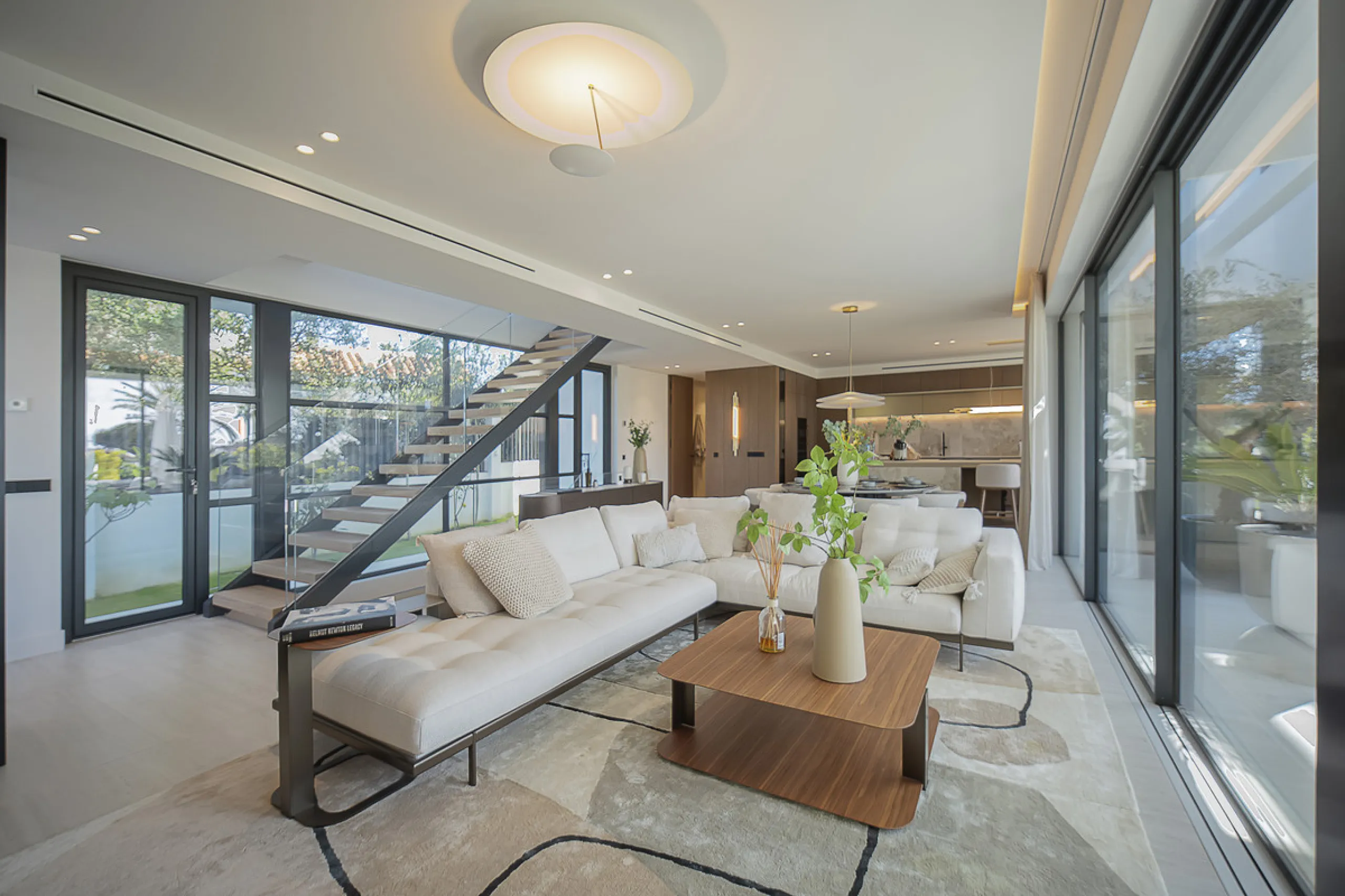 House - Detached Villa в продаже в Marbella, Málaga. В доме 4 спален и 5 ванных комнат. Площадь дома 417 м². Площадь участка 640 м²