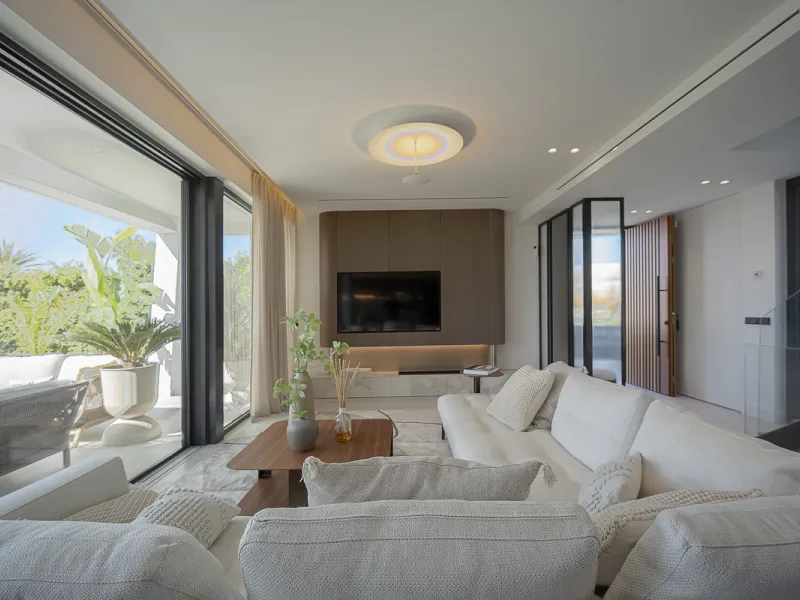 House - Detached Villa в продаже в Marbella, Málaga. В доме 4 спален и 5 ванных комнат. Площадь дома 417 м². Площадь участка 640 м²