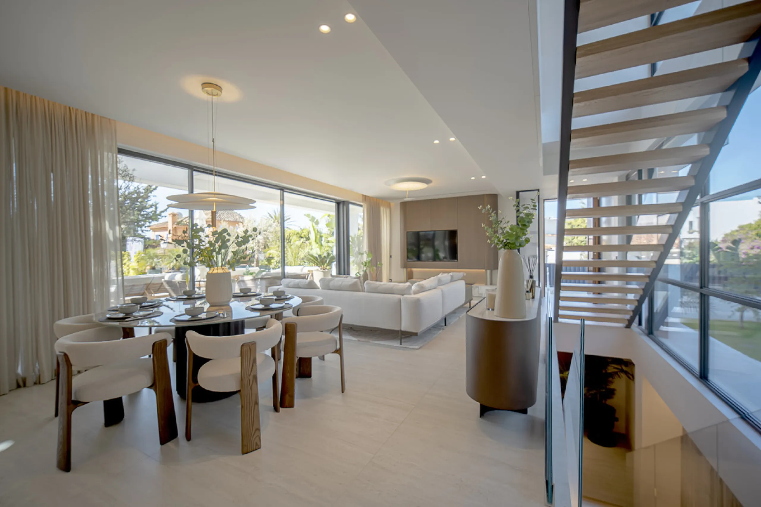 House - Detached Villa в продаже в Marbella, Málaga. В доме 4 спален и 5 ванных комнат. Площадь дома 417 м². Площадь участка 640 м²