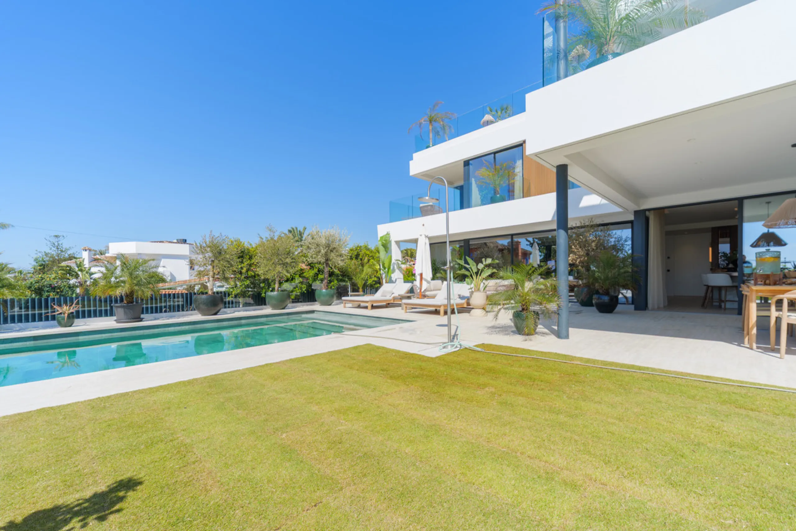 House - Detached Villa в продаже в Marbella, Málaga. В доме 4 спален и 5 ванных комнат. Площадь дома 417 м². Площадь участка 640 м²