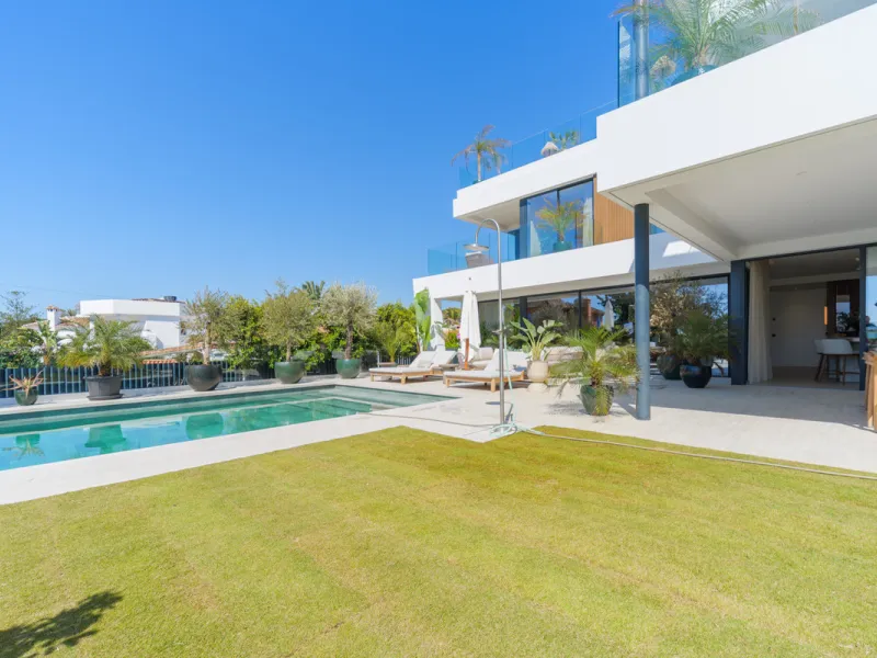 House - Detached Villa в продаже в Marbella, Málaga. В доме 4 спален и 5 ванных комнат. Площадь дома 417 м². Площадь участка 640 м²