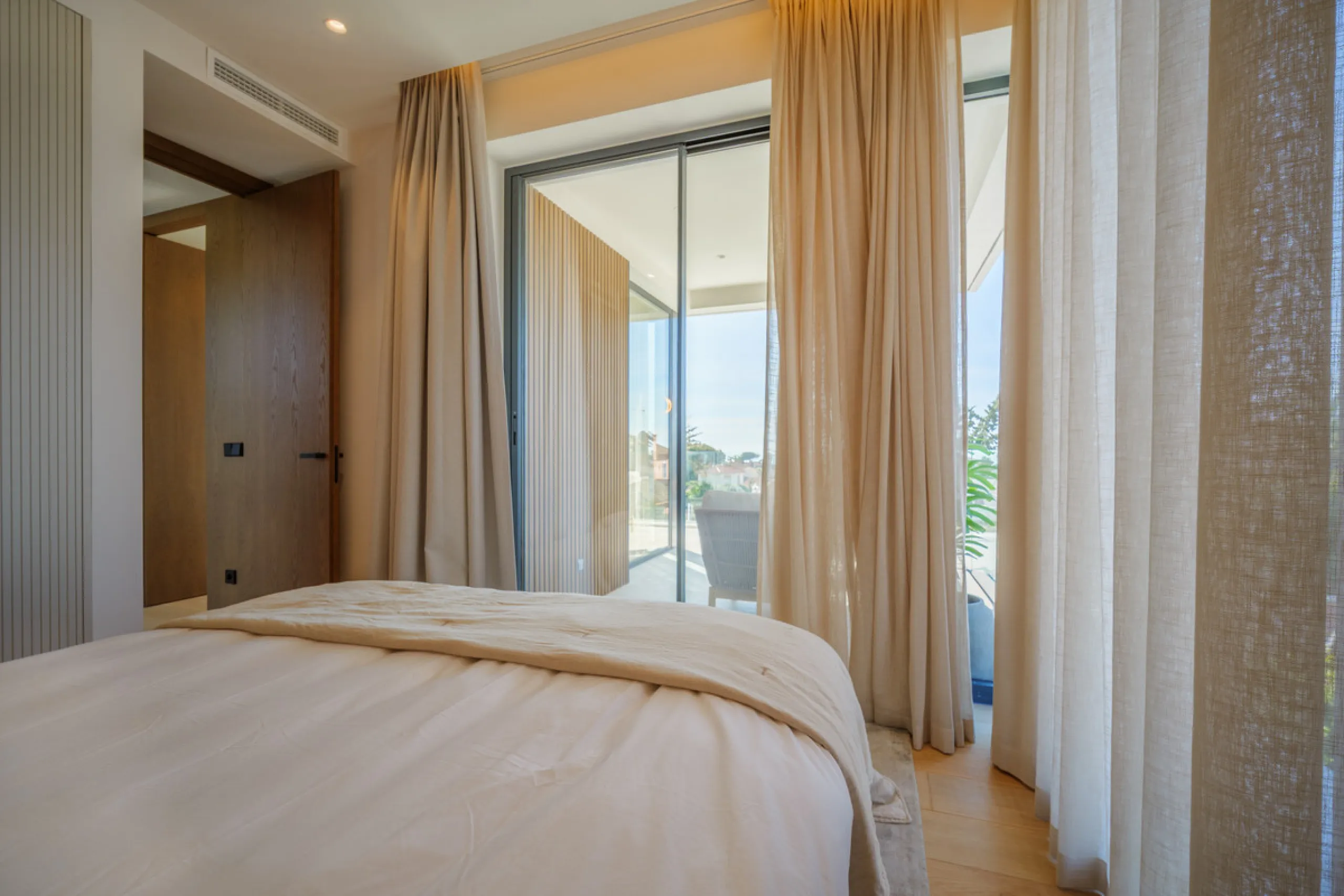 House - Detached Villa в продаже в Marbella, Málaga. В доме 4 спален и 5 ванных комнат. Площадь дома 417 м². Площадь участка 640 м²
