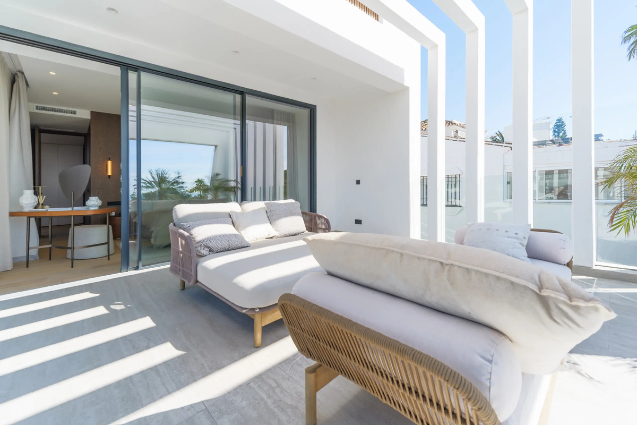 House - Detached Villa в продаже в Marbella, Málaga. В доме 4 спален и 5 ванных комнат. Площадь дома 417 м². Площадь участка 640 м²
