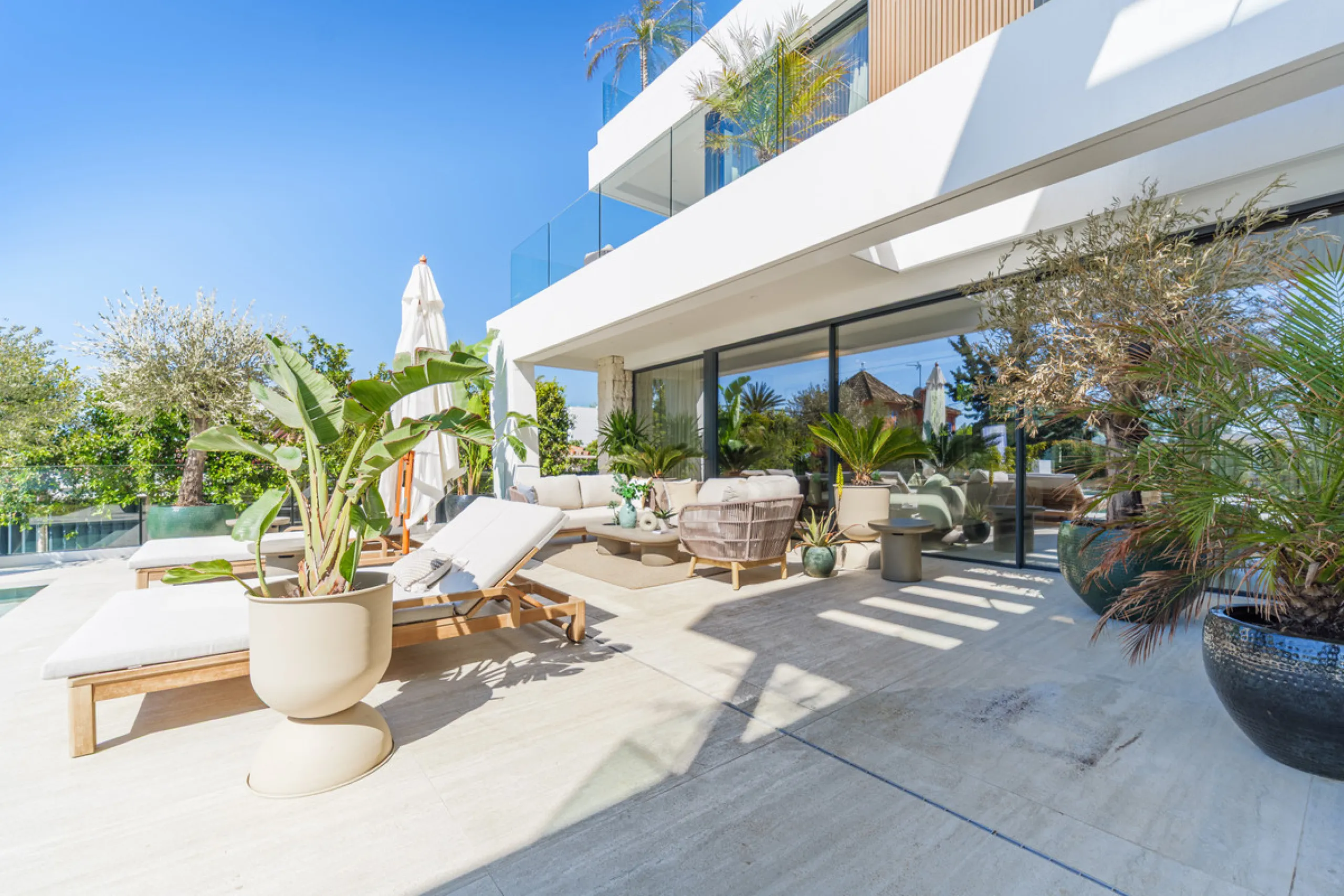 House - Detached Villa в продаже в Marbella, Málaga. В доме 4 спален и 5 ванных комнат. Площадь дома 417 м². Площадь участка 640 м²