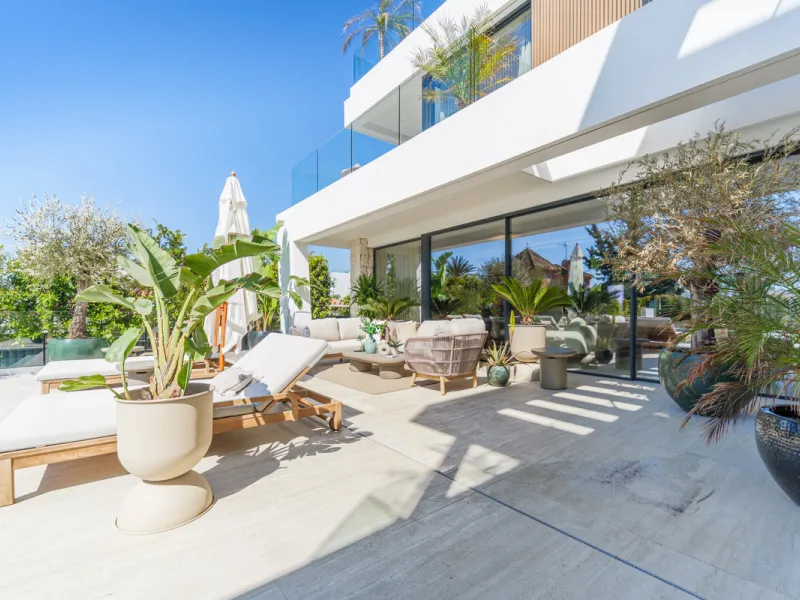 House - Detached Villa в продаже в Marbella, Málaga. В доме 4 спален и 5 ванных комнат. Площадь дома 417 м². Площадь участка 640 м²