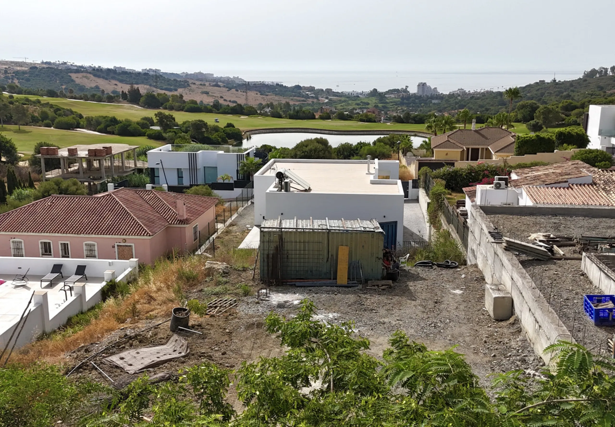 We present a magnificent plot of 800 sqm located just 5 minutes from the center of Estepona, in a quiet and privileged area surrounded by nature and golf courses. With the possibility of building a villa of up to 350 m² on two floors, this property is ide