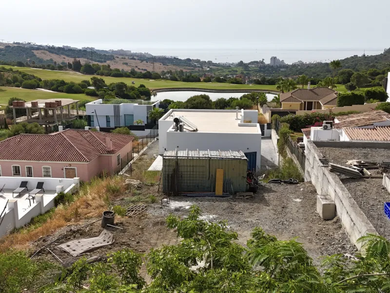 We present a magnificent plot of 800 sqm located just 5 minutes from the center of Estepona, in a quiet and privileged area surrounded by nature and golf courses. With the possibility of building a villa of up to 350 m² on two floors, this property is ide